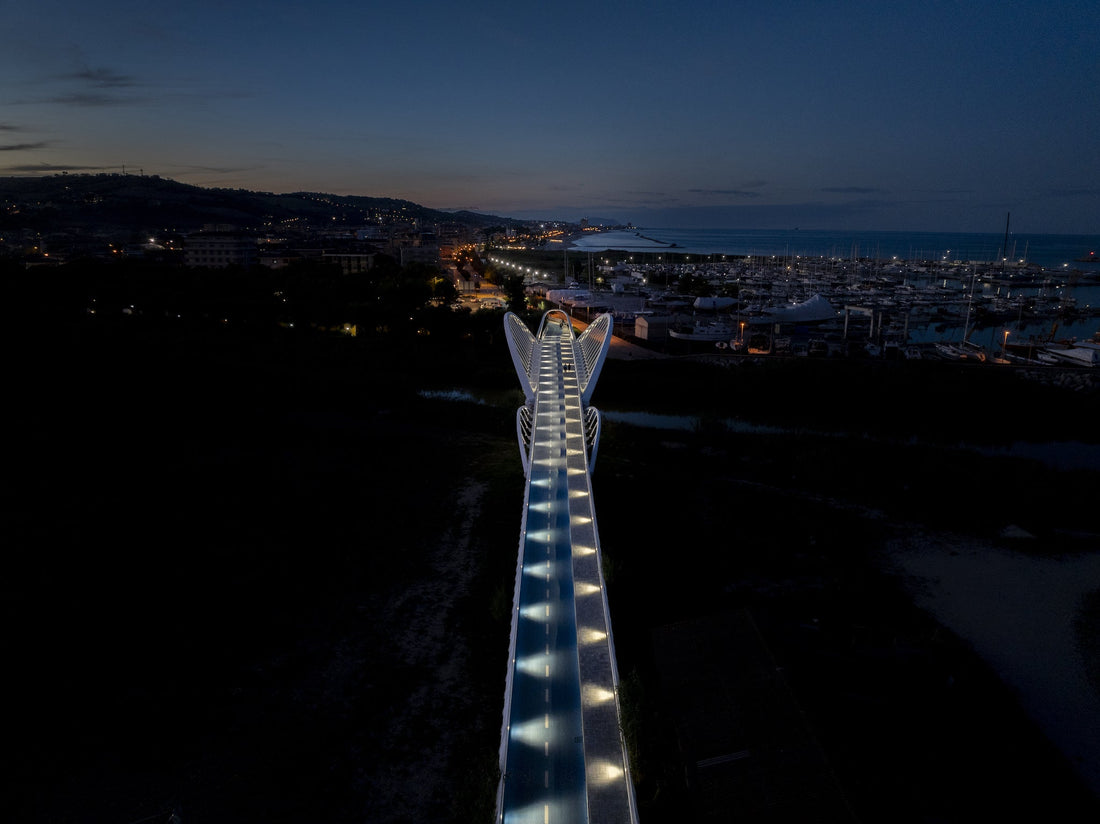 Platek illuminates the cyclopedestrian bridge over the Ete River